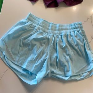 Lululemon Hotty Hot LR 4” short lined in light blue, size 6